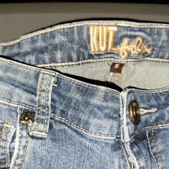 🦜🦜3/$25. KUT denim shorts Size 8 - Picture 3 of 3
